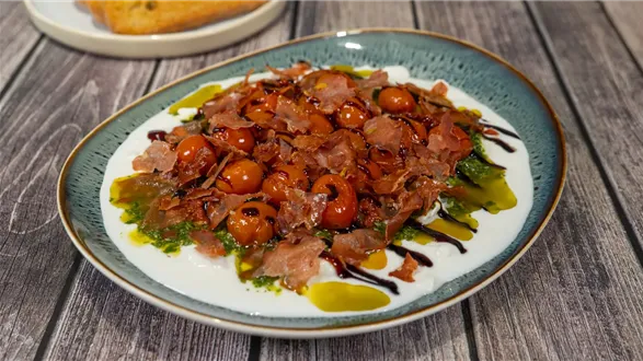 Burrata w pieczonych pomidorkach z sosem bazyliowym